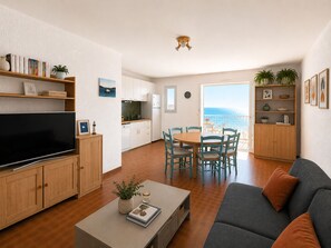 Smart TV, books - Mare Nostrum • Family Escape Facing the Sea (MAUGUIO CARNON)