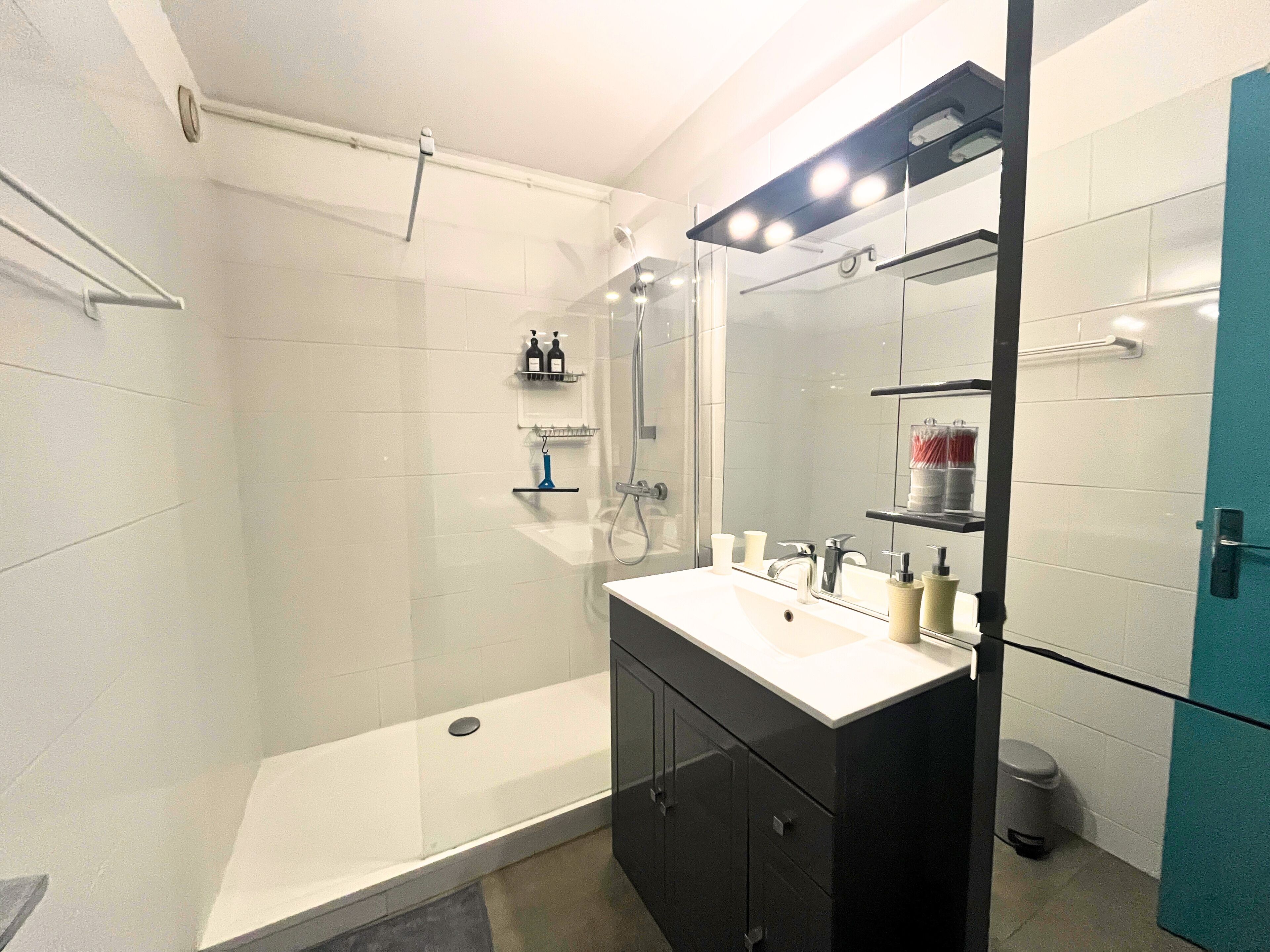 Regadera, secadora de cabello, toallas, jabón 