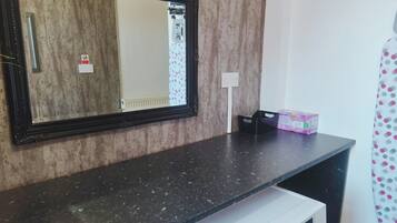 Apartment, 5 Bedrooms, Non Smoking, Shared Bathroom | Interior