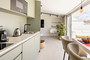 Fridge, microwave, stovetop, coffee/tea maker - Atarazanas Suite, Atico con terraza (Málaga)