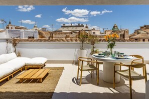 Outdoor dining - Atarazanas Suite, Atico con terraza (Málaga)