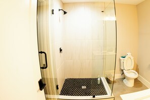 Shower, hair dryer, towels, soap - Luxury 3 Story Townhome 2 Bed, 4 Bath Fully Furnished 3 min from downtown Dallas (Dallas)