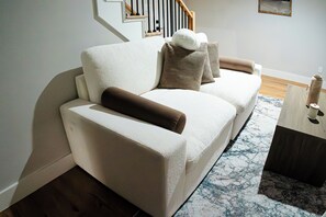 Smart TV - Luxury 3 Story Townhome 2 Bed, 4 Bath Fully Furnished 3 min from downtown Dallas (Dallas)