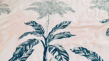 2 dormitorios, tabla de planchar con plancha, ropa de cama