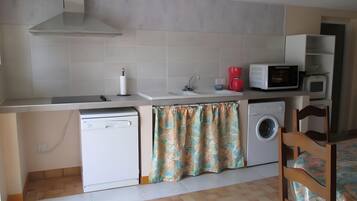 Køleskab, mikrobølgeovn, ovn, kogeplade