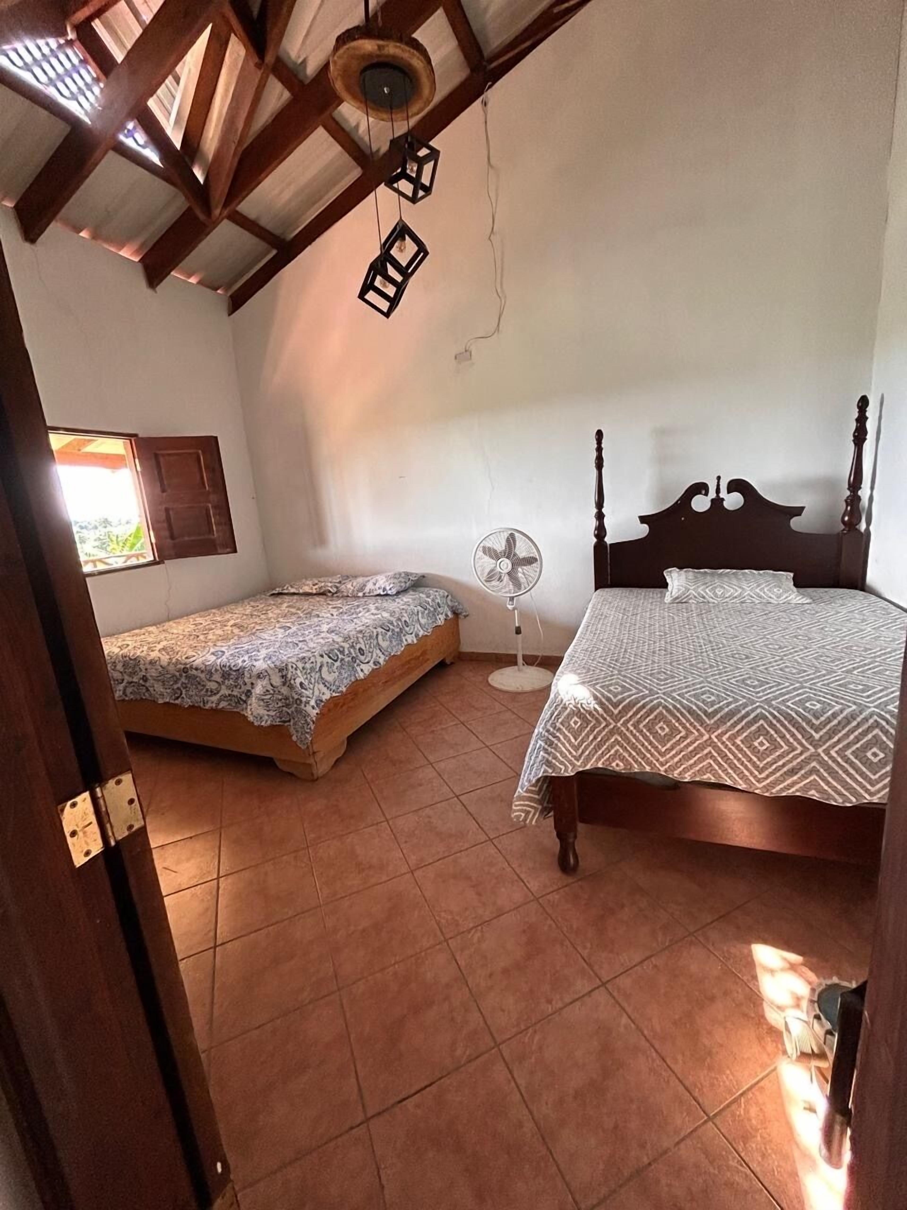 3 dormitorios, tabla de planchar con plancha, wifi y ropa de cama