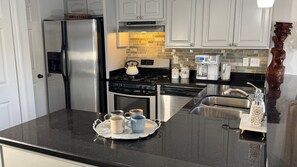 Private kitchen - Stylish Townhome with Swimming Pool in Safe, Central Location (New Orleans)