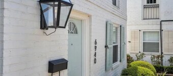 Stylish Townhome with Swimming Pool in Safe, Central Location