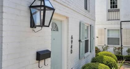 Stylish Townhome with Swimming Pool in Safe, Central Location