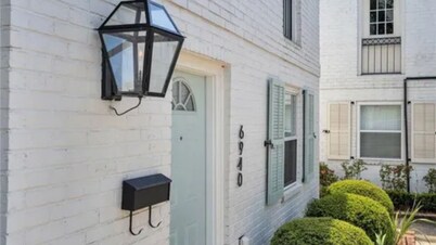 Stylish Townhome with Swimming Pool in Safe, Central Location