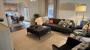 Living area - Stylish Townhome with Swimming Pool in Safe, Central Location (New Orleans)