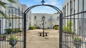 Property grounds - Stylish Townhome with Swimming Pool in Safe, Central Location (New Orleans)