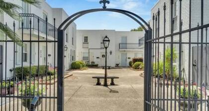 Stylish Townhome with Swimming Pool in Safe, Central Location