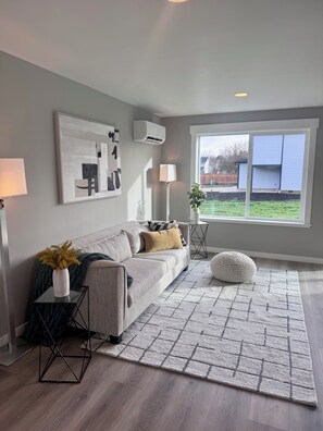 Unclassified image, 3 of 11, button - Brand new 3 bedroom 2 1/2 bath home in desirable North Albany (Albany)