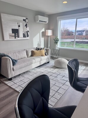 Unclassified image, 4 of 11, button - Brand new 3 bedroom 2 1/2 bath home in desirable North Albany (Albany)