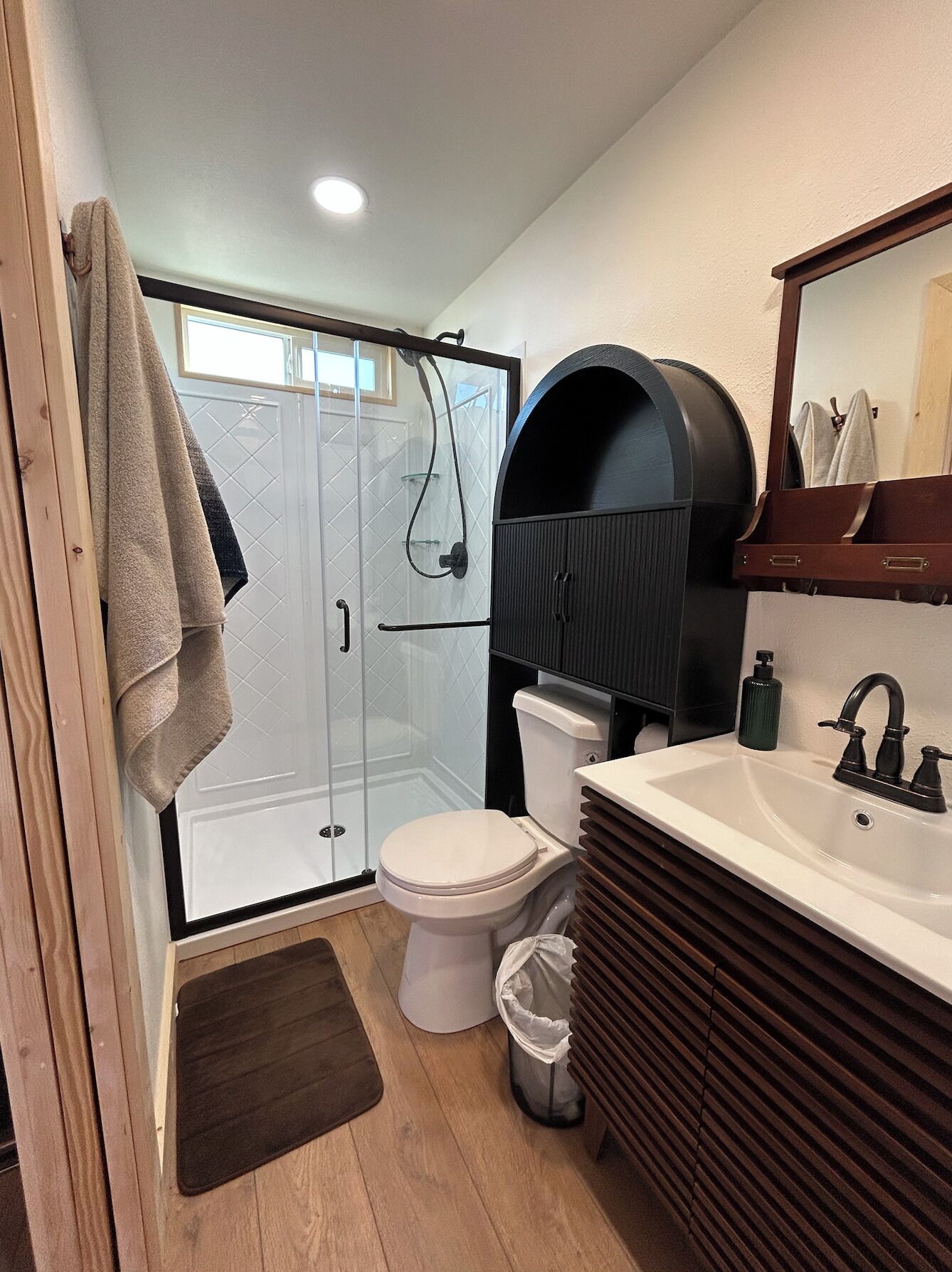 Dusche, Haartrockner, Handtücher, Toilettenpapier