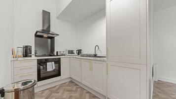 Geladeira, micro-ondas, fogão, cooktop