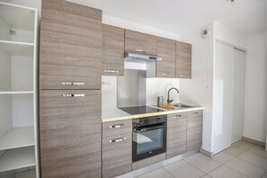 Fridge, oven, stovetop, coffee/tea maker - Le Camas - Bel appart avec terrasse ensoleillée (Marseille)