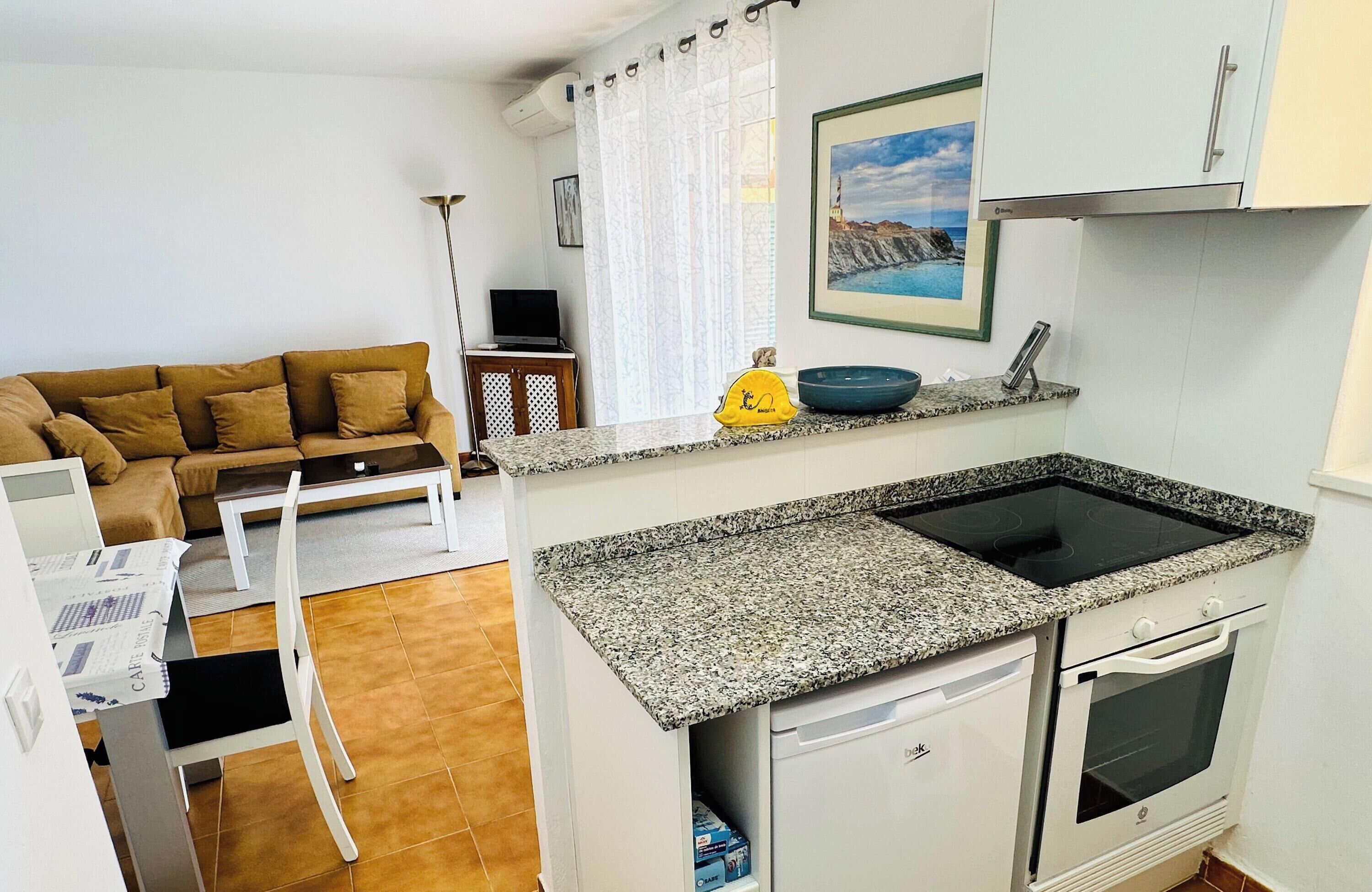 Frigorífico, microondas, horno y placa de cocina