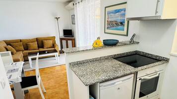 Frigorífico, microondas, horno y placa de cocina