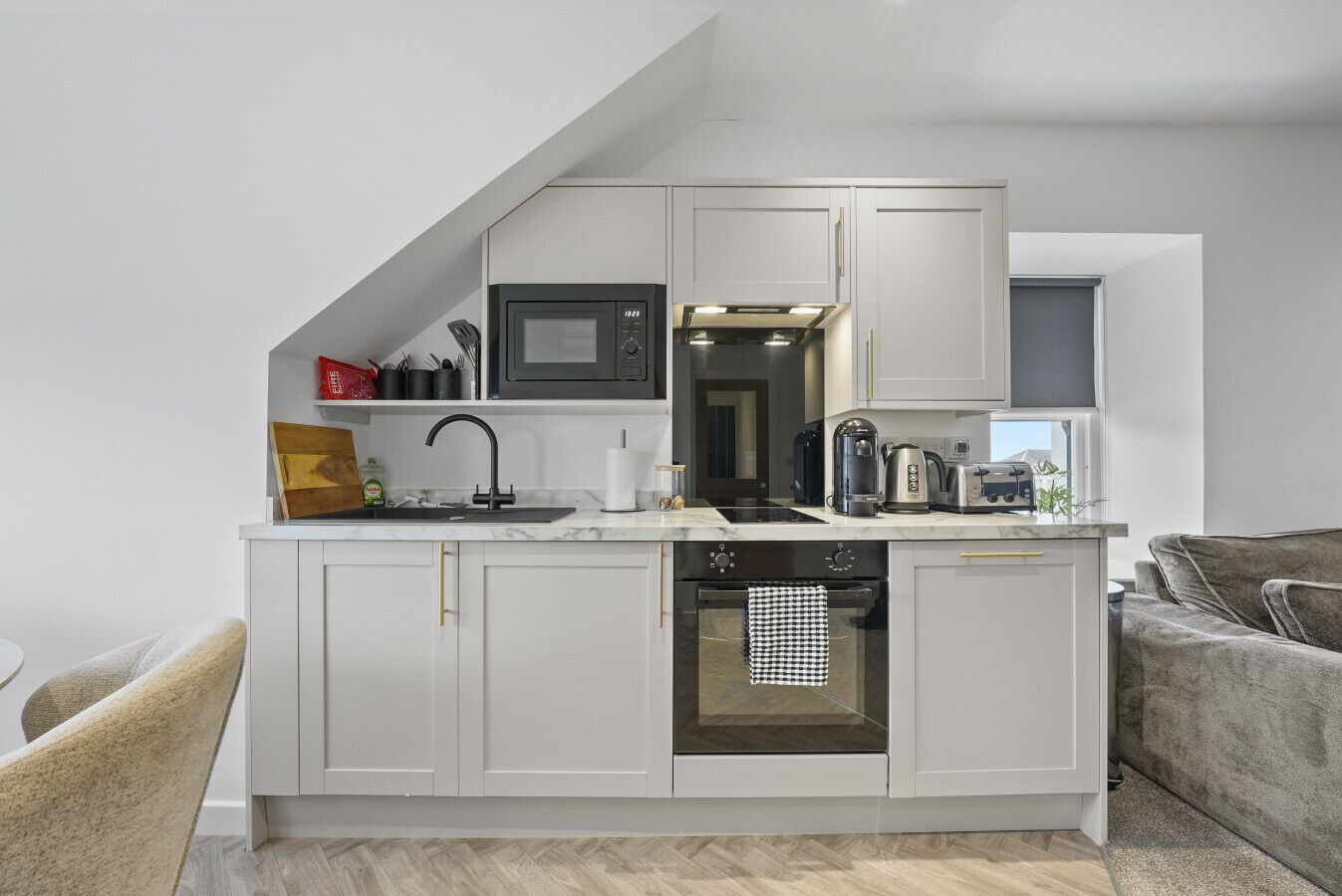 Refrigerador, microondas, horno y cafetera y tetera 