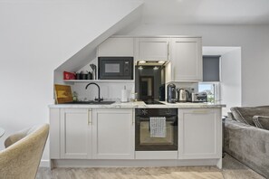 Jääkaappi, mikroaaltouuni, uuni, kahvin-/teenkeitin