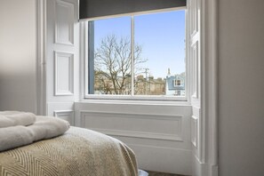 1 bedroom, iron/ironing board, travel cot, WiFi - The Snug | Beachwalk Apartments by Nova Suites (South Ayrshire)