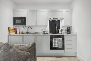 Fridge, microwave, oven, coffee/tea maker - The Snug | Beachwalk Apartments by Nova Suites (South Ayrshire)