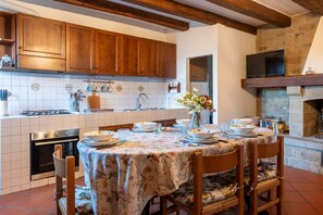 Fridge, oven, stovetop, coffee/tea maker - Casa Marta - Le Case di Quota: Mountain View, Private Terrace & Wi-Fi (Quota)