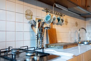 Fridge, oven, stovetop, coffee/tea maker - Casa Marta - Le Case di Quota: Mountain View, Private Terrace & Wi-Fi (Quota)