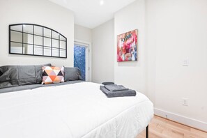 3 bedrooms, desk, iron/ironing board, free WiFi - Downtown home w/free on-street parking & rooftop (Washington)