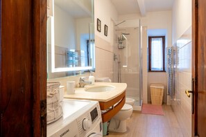 Shower, hair dryer, towels - Apartment 'Casa Resi - Le Case di Quota' (Quota)