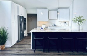 Microwave, oven, stovetop, dishwasher - Tropical Oasis Modern Beach House w Pool near Clearwater - Two Primary Ensuites (Largo)