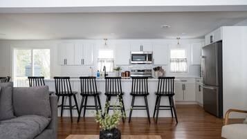 Geladeira, micro-ondas, fogão, cooktop