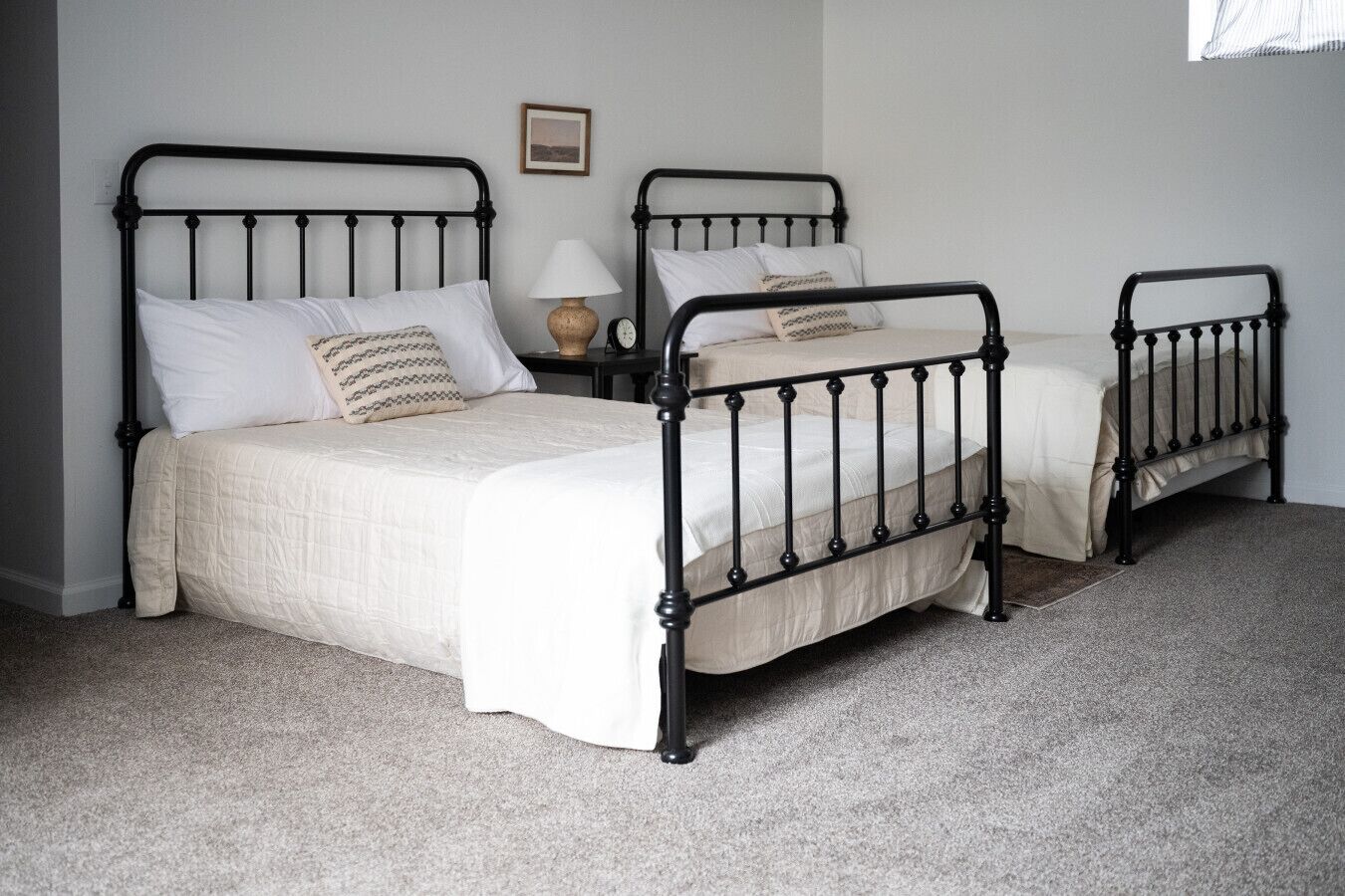 4 quartos, escrivaninha, ferros/tábuas de passar roupa, berço de viagem