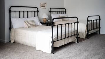 4 quartos, escrivaninha, ferros/tábuas de passar roupa, berço de viagem