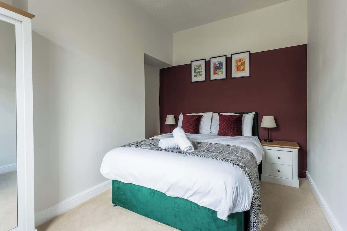 Iron/ironing board, free WiFi, bed sheets