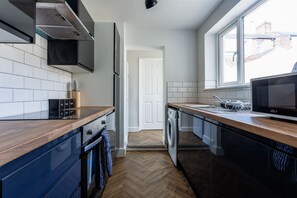 Een koelkast, een magnetron, een oven, een kookplaat