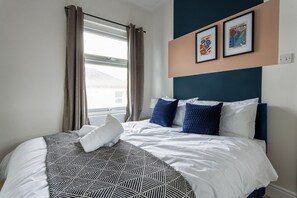 3 slaapkamers, een strijkplank/strijkijzer, gratis wifi, beddengoed