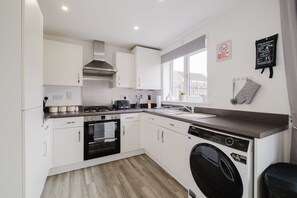Fridge, microwave, oven, stovetop - Modern and comfortable 3 bed house (Bedford)