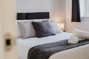 3 bedrooms, iron/ironing board, free WiFi, bed sheets - Modern and comfortable 3 bed house (Bedford)