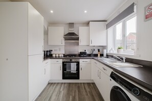 Fridge, microwave, oven, stovetop - Modern and comfortable 3 bed house (Bedford)