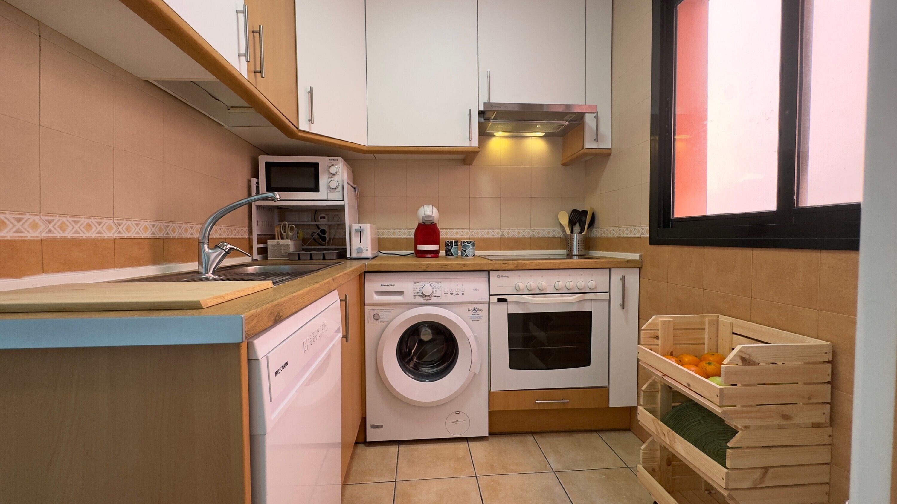 Køleskab, mikrobølgeovn, ovn, kogeplade