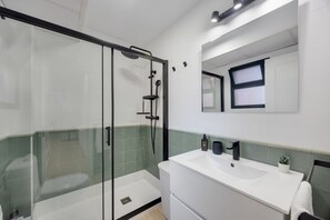 Dusche, Haartrockner, Handtücher