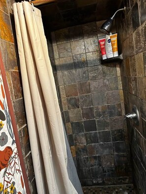 Een douche, een haardroger, handdoeken, zeep