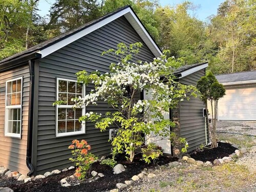 Cedar Valley Cottage - Ideal Location.  Full Amenities.