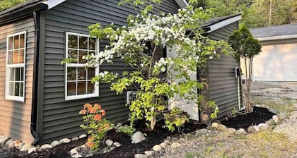Cedar Valley Cottage - Ideal Location. Full Amenities.