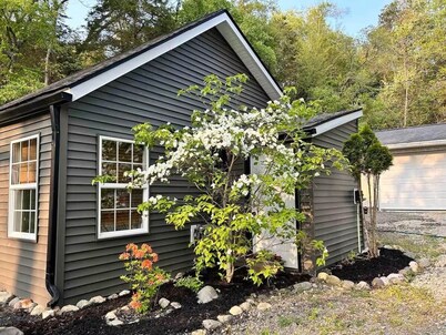 Cedar Valley Cottage - Ideal Location.  Full Amenities.