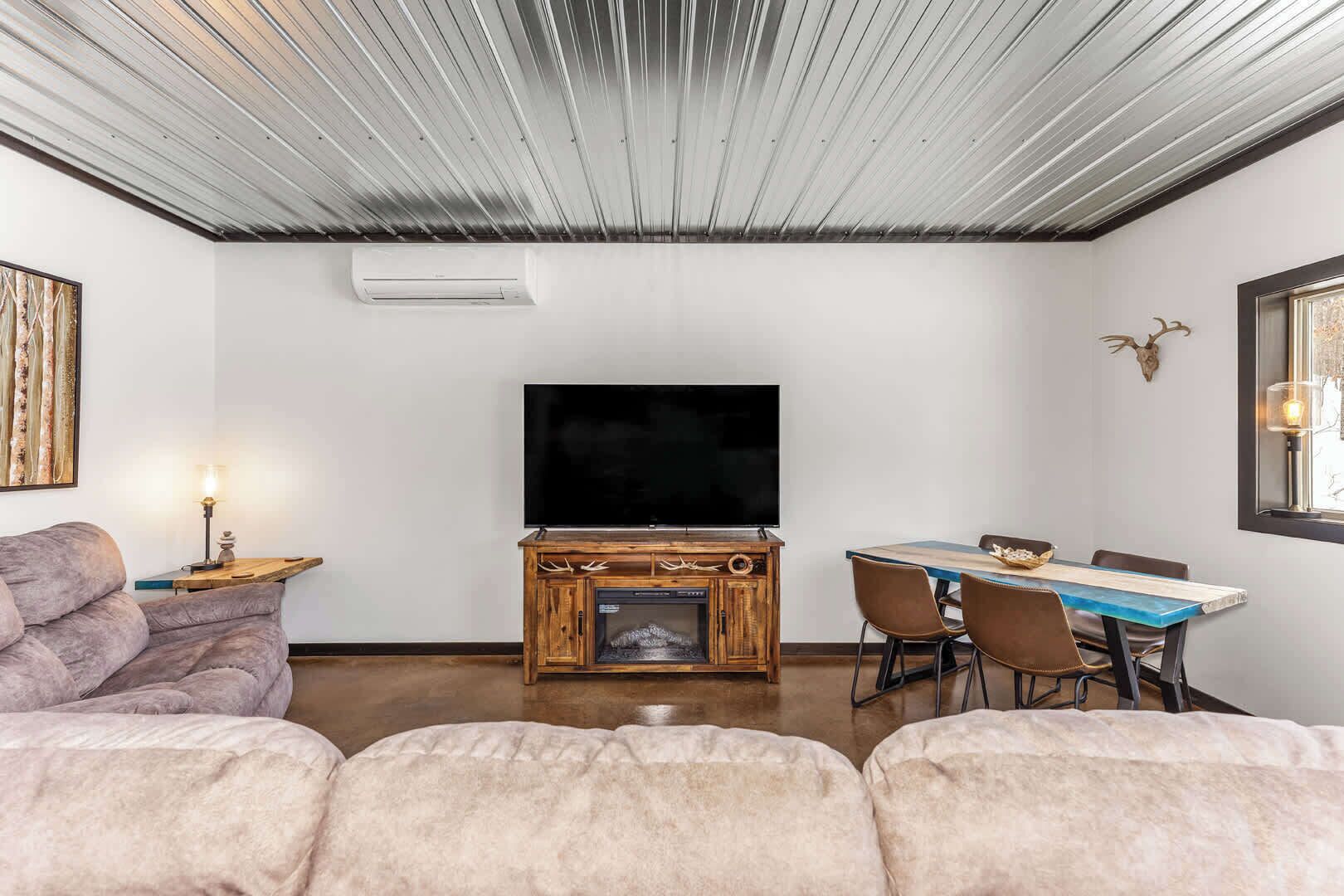 Una televisión, una oficina