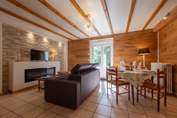 TV, fireplace